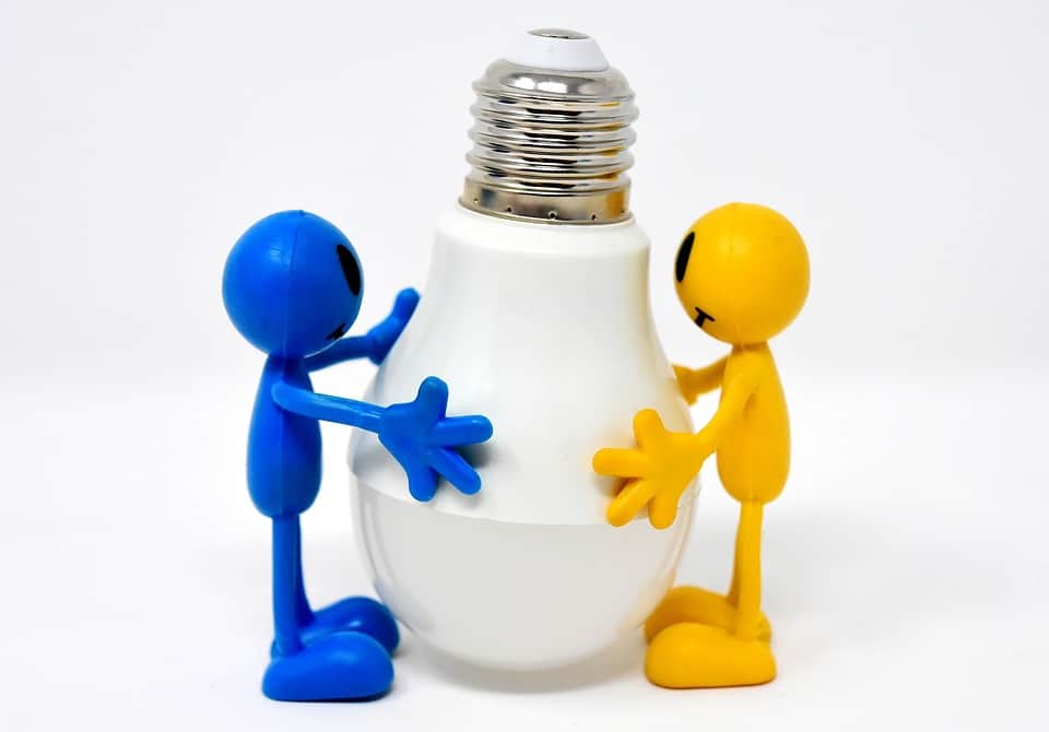 are tenants responsible for changing light bulbs